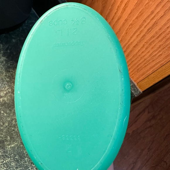 Tupperware green pitcher, 2.1 L - Picture 3 of 5